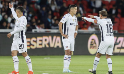 Alex Arce (c) y Ezequiel Piovide (d), de Liga Deportiva Universitaria de Quito, fueron registrados el pasado 14 de agosto al celebrar un gol que le anotaron a Lanús de Argentina, durante el partido de ida de esta llave de los octavos de final de la Copa Sudamericana, en el estadio Rodrigo Paz Delgado de Quito (Ecuador). EFE/Rolando Enriquez