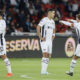 Alex Arce (c) y Ezequiel Piovide (d), de Liga Deportiva Universitaria de Quito, fueron registrados el pasado 14 de agosto al celebrar un gol que le anotaron a Lanús de Argentina, durante el partido de ida de esta llave de los octavos de final de la Copa Sudamericana, en el estadio Rodrigo Paz Delgado de Quito (Ecuador). EFE/Rolando Enriquez