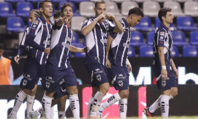 Jugadores de Monterrey festejan un gol este viernes, durante un partido de la jornada 16 del torneo mexicano de fútbol, entre Puebla y Monterrey en el estadio Cuauhtémoc, en Puebla (México). EFE/ Hilda Ríos