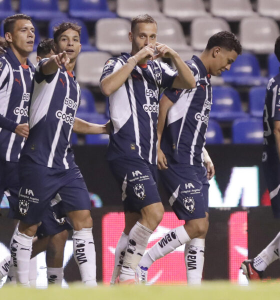 Jugadores de Monterrey festejan un gol este viernes, durante un partido de la jornada 16 del torneo mexicano de fútbol, entre Puebla y Monterrey en el estadio Cuauhtémoc, en Puebla (México). EFE/ Hilda Ríos