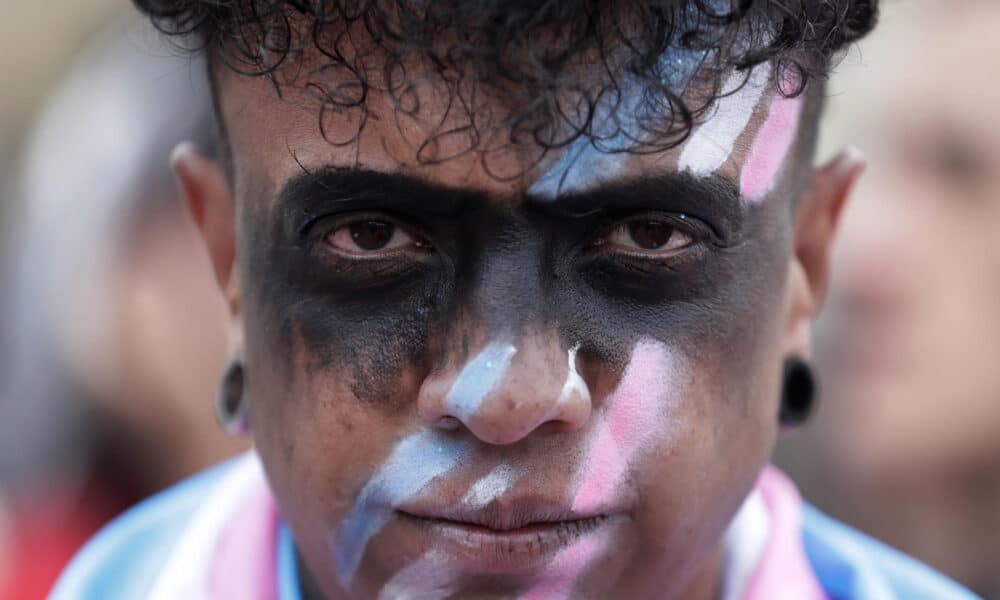 Un integrante de la comunidad LGTBI posa durante la presentación de un acto artístico, en Bogotá (Colombia). EFE/ Carlos Ortega