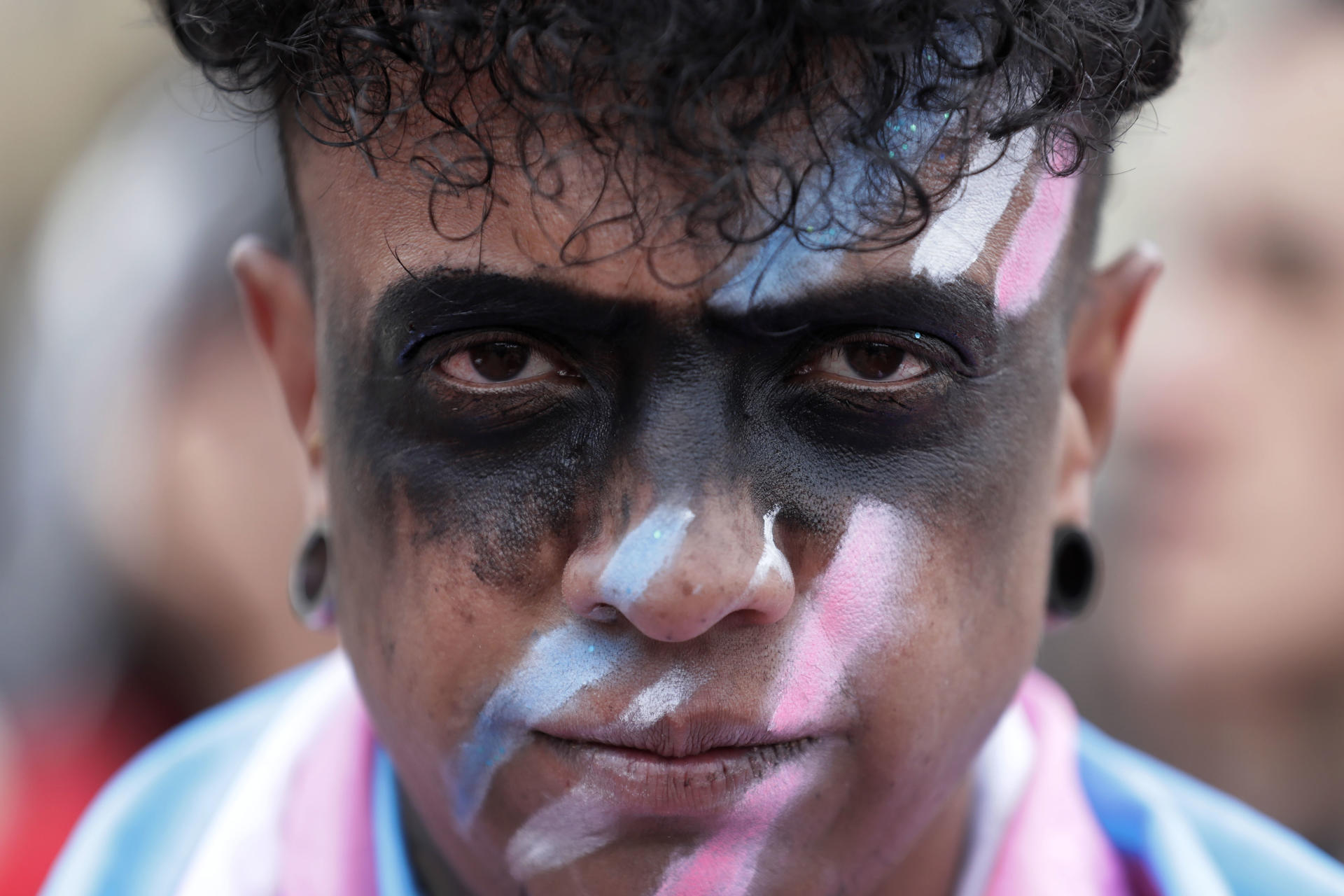 Un integrante de la comunidad LGTBI posa durante la presentación de un acto artístico, en Bogotá (Colombia). EFE/ Carlos Ortega