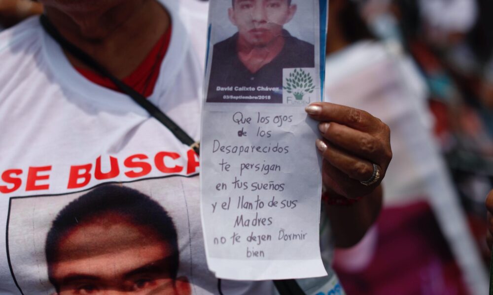 Fotografía de archivo que muestra a una persona sosteniendo una fotografía con un texto durante una marcha de madres y familiares de las víctimas de desaparición por las principales avenidas de Ciudad de México (México). EFE/Sáshenka Gutiérrez