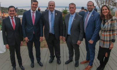 Fotografía cedida por Presidencia de Paraguay del ministro de relaciones exteriores de Paraguay, Rubén Ramírez (i), el presidente de Paraguay, Santiago Peña (2-i), al congresista, Michigan Dan Kildee (3-i), al congresista de Hawái, Ed Case (2-d), el congresista por Misuri, Jason Smith (2-d) y a la congresista de Florida, María Elvira Salazar, durante un encuentro este miércoles, en San Bernardino (Paraguay). EFE/ Presidencia de Paraguay