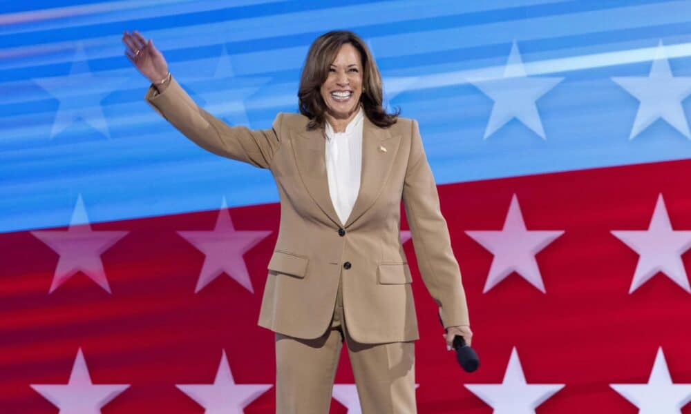 La vicepresidenta y candidata demócrata para los comicios generales de noviembre en EE.UU., Kamala Harris, sube al escenario durante la noche de apertura de la Convención Nacional Demócrata (DNC) en el United Center en Chicago, Illinois, EE. UU., el 19 de agosto de 2024. EFE/EPA/Michael Reynolds