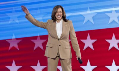 La vicepresidenta y candidata demócrata para los comicios generales de noviembre en EE.UU., Kamala Harris, sube al escenario durante la noche de apertura de la Convención Nacional Demócrata (DNC) en el United Center en Chicago, Illinois, EE. UU., el 19 de agosto de 2024. EFE/EPA/Michael Reynolds