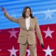 La vicepresidenta y candidata demócrata para los comicios generales de noviembre en EE.UU., Kamala Harris, sube al escenario durante la noche de apertura de la Convención Nacional Demócrata (DNC) en el United Center en Chicago, Illinois, EE. UU., el 19 de agosto de 2024. EFE/EPA/Michael Reynolds