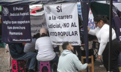 Jueces y trabajadores del Poder Judicial se mantienen en paro este jueves en contra de la reforma judicial, en la Ciudad de México (México). EFE/ Isaac Esquivel