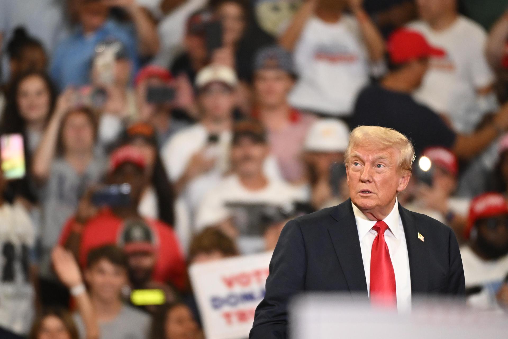 Fotografía fechada el 03 de agosto de 2024 del candidato republicano a la presidencia de Estados Unidos Donald Trump durante un evento electoral en Atlanta (EE. UU). EFE/ Edward M. Pio Roda