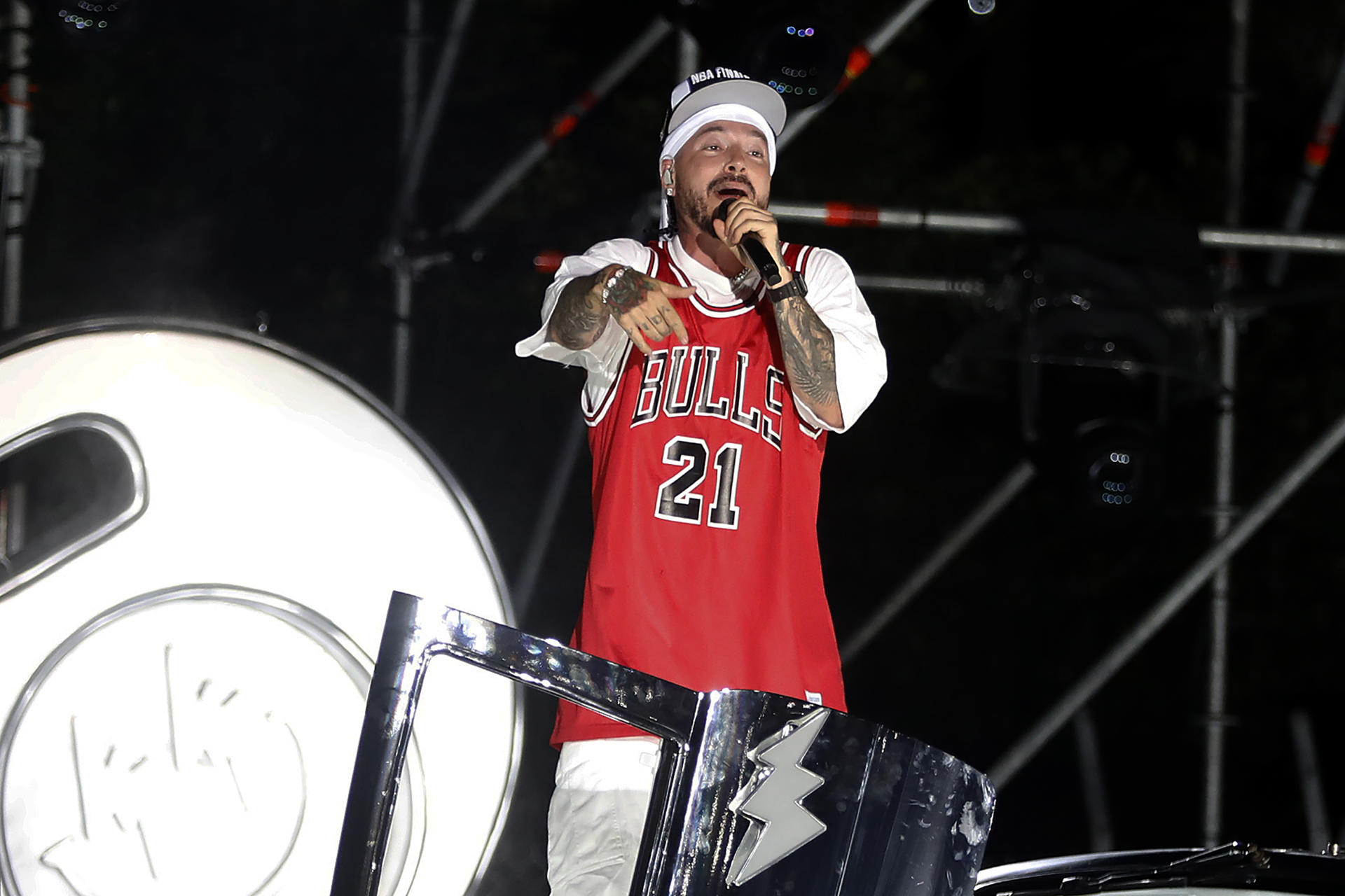 El cantante colombiano J Balvin canta durante la presentación de su nuevo disco 'Rayo' el pasado jueves en Medellín (Colombia). EFE/Luis Eduardo Noriega Arboleda