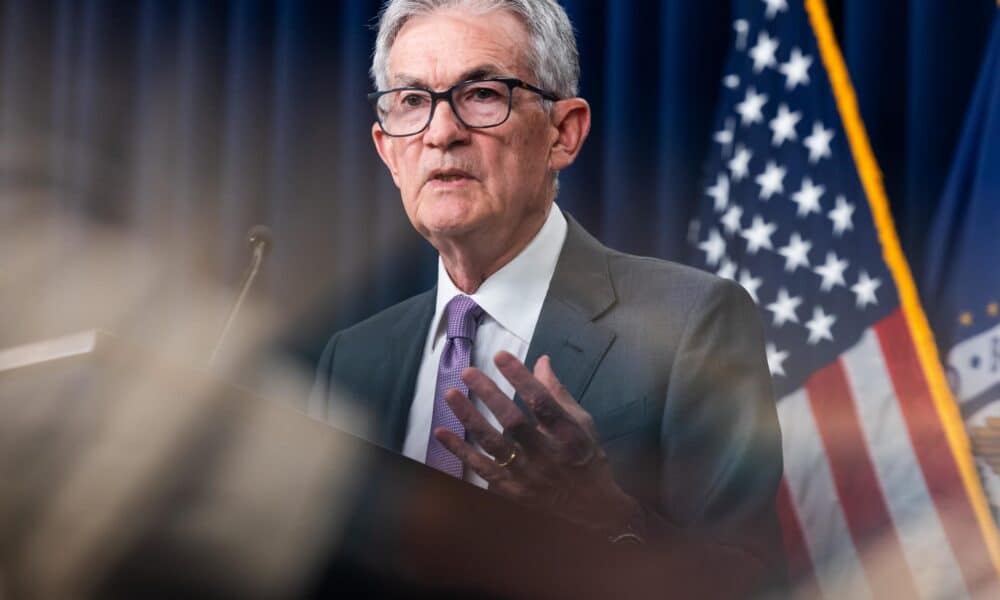 Fotografía de archivo del 31 de julio de 2024 del presidente de la Reserva Federal de Estados Unidos (Fed), Jerome Powell, hablando con periodistas después de que la Fed se abstuviera una vez más de subir los tipos de interés tras su conferencia de dos días en la Reserva Federal en Washington (Estados Unidos). EFE/EPA/JIM LO SCALZO