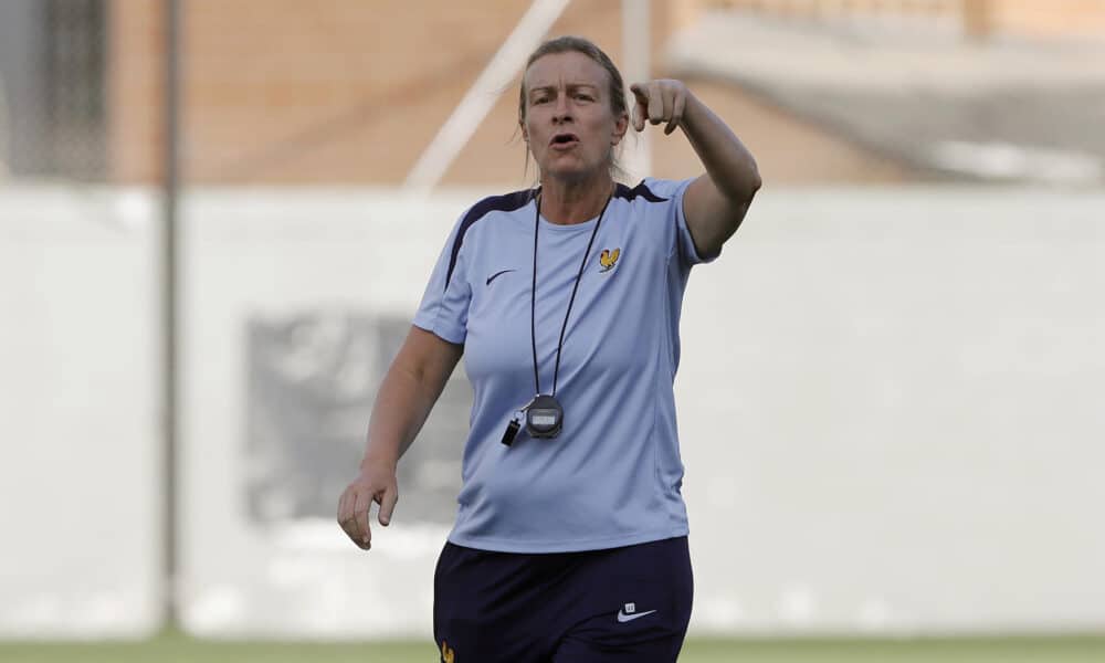 La seleccionadora de fútbol femenino sub-20 de Francia, Sandrine Ringler, dirigió este miércoles uno de los últimos entrenamientos de cara al debut en el Mundial de la categoría, este sábado frente a Canadá en Colombia. EFE/Luis Eduardo Noriega Arboleda.