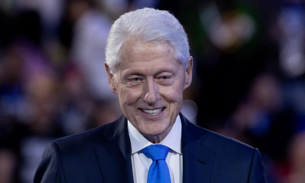 El expresidente estadounidense Bill Clinton abandona el escenario tras pronunciar un discurso durante la tercera noche de la Convención Nacional Demócrata (DNC) en el United Center de Chicago, Illinois, EE.UU., este 21 de agosto de 2024. EFE/EPA/Michael Reynolds