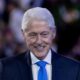 El expresidente estadounidense Bill Clinton abandona el escenario tras pronunciar un discurso durante la tercera noche de la Convención Nacional Demócrata (DNC) en el United Center de Chicago, Illinois, EE.UU., este 21 de agosto de 2024. EFE/EPA/Michael Reynolds