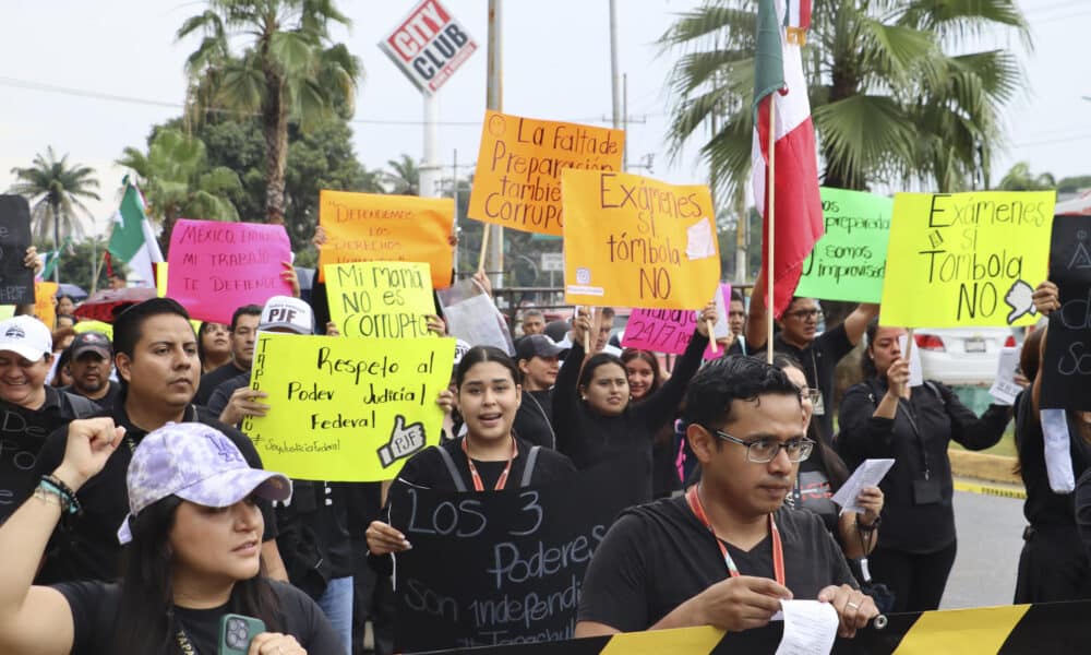 Trabajadores del Poder Judicial y estudiantes de derecho se manifestaron en contra de la reforma impulsada por el oficialismo, este viernes en Tapachula, en el estado de Chiapas (México). EFE/Juan Manuel Blanco