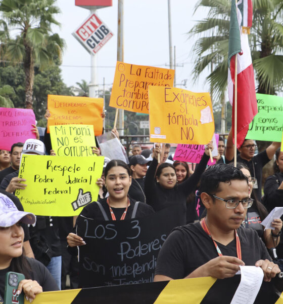 Trabajadores del Poder Judicial y estudiantes de derecho se manifestaron en contra de la reforma impulsada por el oficialismo, este viernes en Tapachula, en el estado de Chiapas (México). EFE/Juan Manuel Blanco