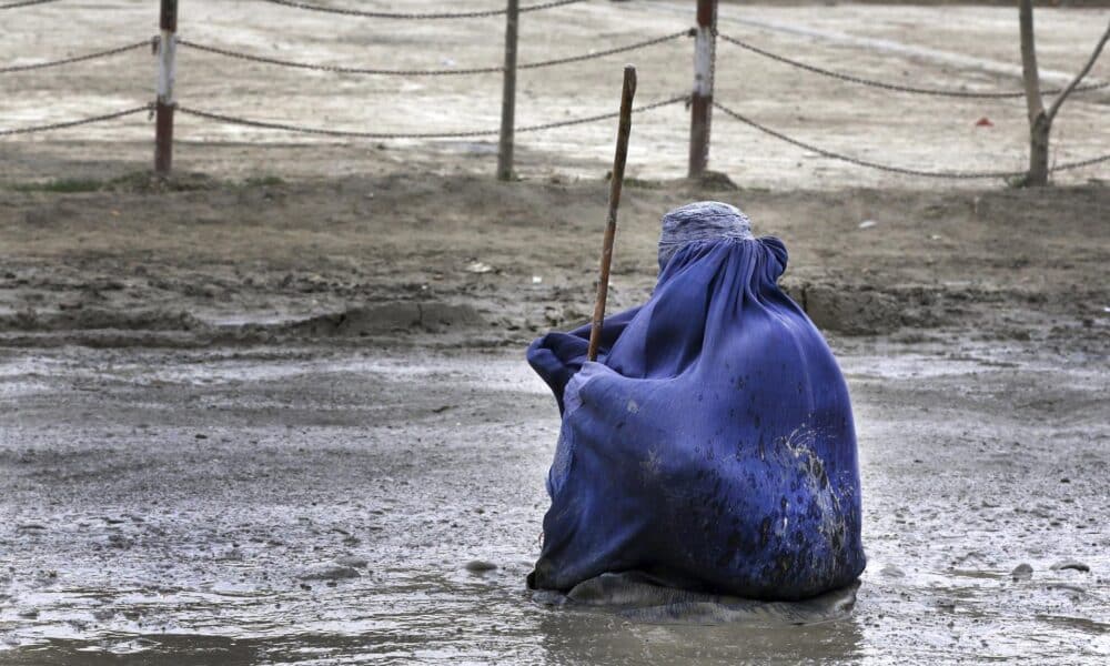 En la imagen de archivo, una mujer vestida con un burka pide lismona en una carretera de Kabul, Afganistán. EFE/Hedayatullah Amid