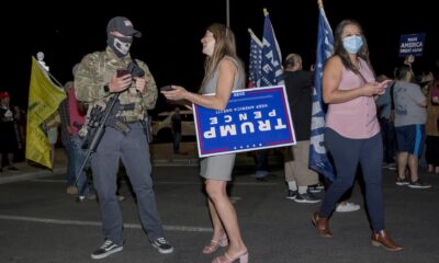 Fotografía de archivo del 5 de noviembre de 2020 de partidarios de Trump, incluido un pequeño grupo de manifestantes a favor de la Segunda Enmienda, que se reúnen frente a la Oficina del Registrador del Condado de Maricopa para exigir que se cuenten todas las papeletas tras las elecciones presidenciales, en Arizona (EE.UU.).EFE/EPA/Rick D'elia