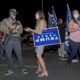 Fotografía de archivo del 5 de noviembre de 2020 de partidarios de Trump, incluido un pequeño grupo de manifestantes a favor de la Segunda Enmienda, que se reúnen frente a la Oficina del Registrador del Condado de Maricopa para exigir que se cuenten todas las papeletas tras las elecciones presidenciales, en Arizona (EE.UU.).EFE/EPA/Rick D'elia