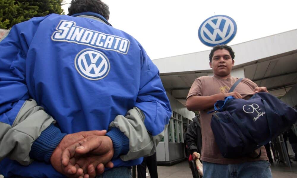 Imagen de archivo de trabajadores del fabricante alemán de automóviles Volkswagen que dejan las instalaciones de una planta en Puebla (México). EFE/Ulises Ruiz