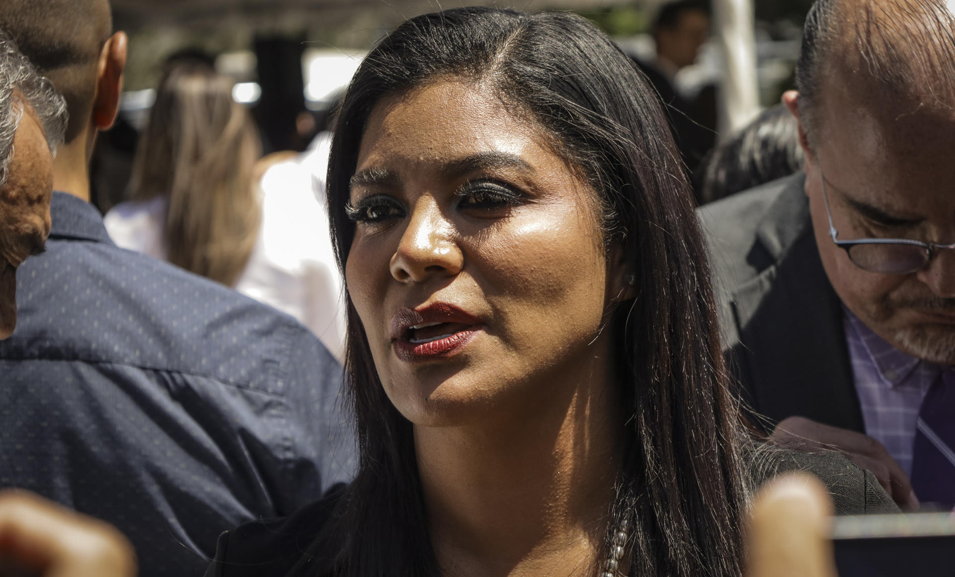 La alcaldesa de Tijuana, Montserrat Caballero Ramírez habla con medios de comunicación este miércoles en la ciudad de Tijuana (México). EFE/Joebeth Terríquez