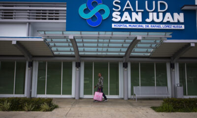 Un hombre camina frente al Hospital Municipal Dr. Rafael López Nussa del centro médico Salud San Juan en San Juan (Puerto Rico). Imagen de archivo. EFE/ Thais Llorca