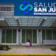 Un hombre camina frente al Hospital Municipal Dr. Rafael López Nussa del centro médico Salud San Juan en San Juan (Puerto Rico). Imagen de archivo. EFE/ Thais Llorca