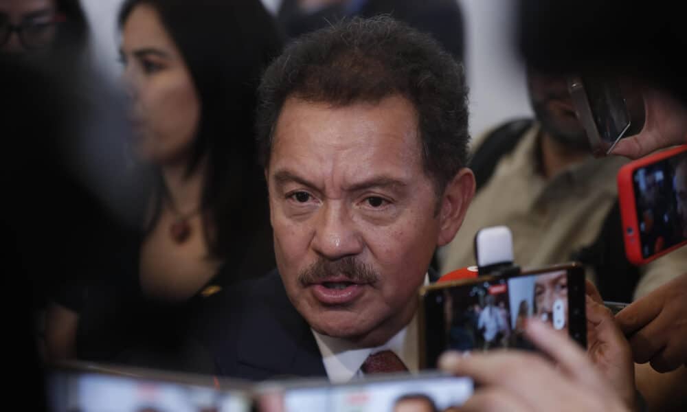 El líder del partido Movimiento Regeneración Nacional (Morena) en la Cámara de Diputados, Ignacio Mier, habla con los medios de comunicación. Imagen de archivo. EFE/ Isaac Esquivel