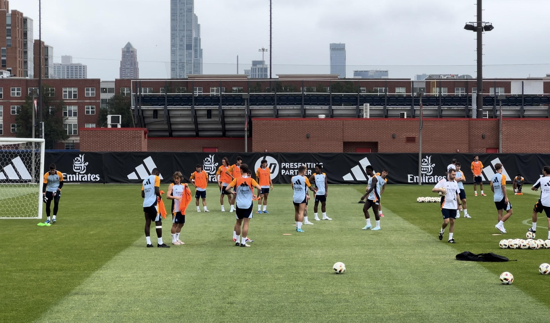 Entrenamiento del Real Madrid este viernes en Chicago, previo al clásico de este sábado en Nueva Jersey contra el Barcelona, su segundo amistoso de la gira estadounidense. EFE/ Andrea Montolivo