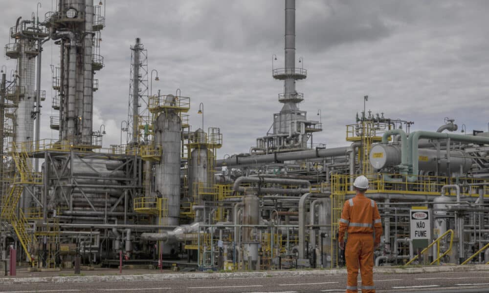 Fotografía de archivo en donde se ve a un empleado en una unidad de procesamiento de gas natural en el distrito petrolero de Urucú, en el municipio de Coari, estado de Amazonas (Brasil). EFE/ Isaac Fontana