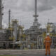 Fotografía de archivo en donde se ve a un empleado en una unidad de procesamiento de gas natural en el distrito petrolero de Urucú, en el municipio de Coari, estado de Amazonas (Brasil). EFE/ Isaac Fontana