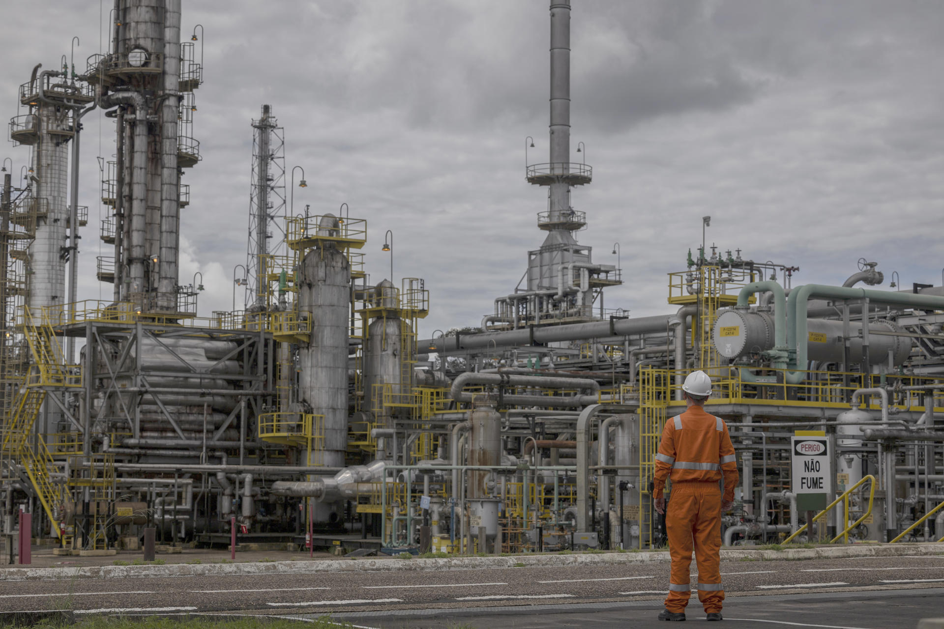 Fotografía de archivo en donde se ve a un empleado en una unidad de procesamiento de gas natural en el distrito petrolero de Urucú, en el municipio de Coari, estado de Amazonas (Brasil). EFE/ Isaac Fontana