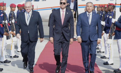 El presidente de Paraguay, Santiago Peña (c), llega al aeropuerto Las Américas este jueves, en Santo Domingo (República Dominicana). EFE/ Cancillería Dominicana