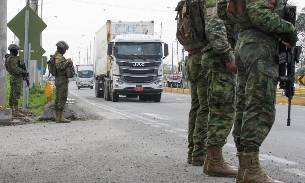 Fotografía de archivo de soldados que vigilan la salida de la ciudad al cantón de Daule debido a una crisis de seguridad y violencia, en Guayaquil (Ecuador). EFE/ Carlos Durán Araújo