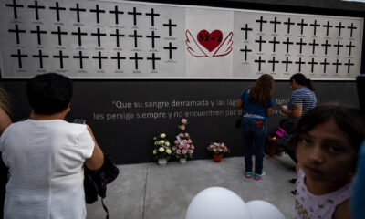 Familiares y amigos conmemoran el 13 aniversario del incendio al Casino Royale, durante la inauguración de un memorial este 25 de agosto de 2024, en la ciudad de Monterrey (México). EFE/Miguel Sierra