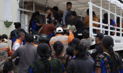 Pobladores de la localidad La Esperanza abordan camiones de Protección Civil para trasladarse a sus hogares en el municipio de Chenalhó, en el estado de Chiapas (México). EFE/Carlos López