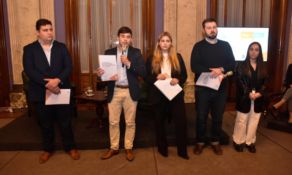 Juventudes de los partidos políticos de Uruguay entregan documentos con propuestas a los candidatos a la Presidencia durante el encuentro 'Dialogar Acerca: Hacia una democracia más deliberativa e inclusiva', este miércoles en el Palacio Legislativo, en la ciudad de Montevideo (Uruguay). EFE/ Federico Gutierrez