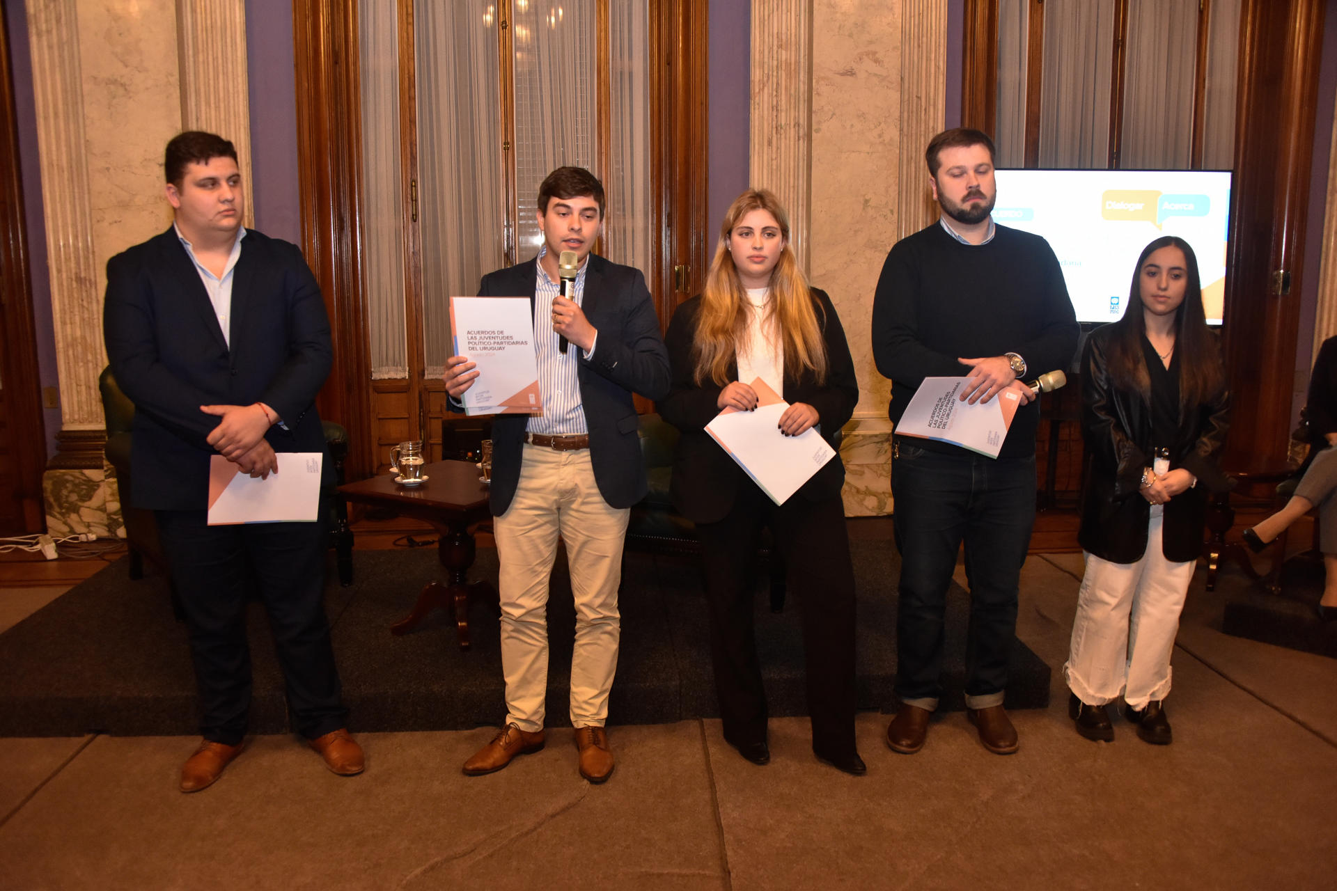 Juventudes de los partidos políticos de Uruguay entregan documentos con propuestas a los candidatos a la Presidencia durante el encuentro 'Dialogar Acerca: Hacia una democracia más deliberativa e inclusiva', este miércoles en el Palacio Legislativo, en la ciudad de Montevideo (Uruguay). EFE/ Federico Gutierrez