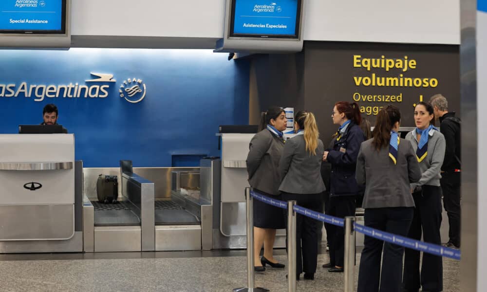 Trabajadores de aerolíneas argentinas hablan este jueves en el aeroparque de la Ciudad de Buenos Aires (Argentina). EFE/ Juan Ignacio Roncoroni