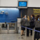 Trabajadores de aerolíneas argentinas hablan este jueves en el aeroparque de la Ciudad de Buenos Aires (Argentina). EFE/ Juan Ignacio Roncoroni