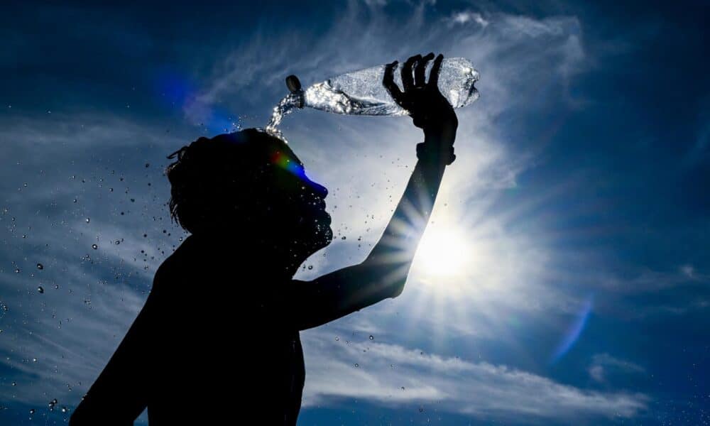 Un niño vierte agua de una botella en su cabeza ayer en Bruselas. EFE/EPA/FREDERIC SIERAKOWSKI