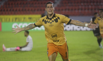 Blas Sosa, del Águila, celebra un gol este jueves en el partido de la Copa Centroamericana ante el CAI en el estadio Rommel Fernández de Ciudad de Panamá. EFE/ Carlos Lemos