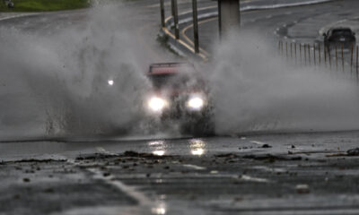 Un auto circula por una calle inundada por el paso del huracán Ernesto este miércoles, en San Juan, Puerto Rico. EFE/Thais Llorca