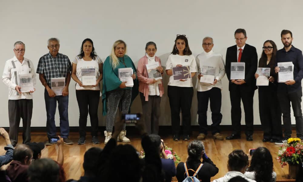 Comisionados del Mecanismo de Esclarecimiento Histórico (MEH), acompañados de sobrevivientes de la ‘Guerra sucia' y sus familiares, participan en una rueda de prensa este viernes en el Centro Cultural Tlatelolco, en Ciudad de México (México). EFE/ Mario Guzmán