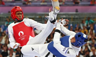 El cubano Rafael Alba of Cuba (rojo) en su combate contra el británico Caden Cunningham en el Grand Palais en Paris, Francia. EFE/EPA/DIVYAKANT SOLANKI