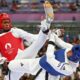 El cubano Rafael Alba of Cuba (rojo) en su combate contra el británico Caden Cunningham en el Grand Palais en Paris, Francia. EFE/EPA/DIVYAKANT SOLANKI