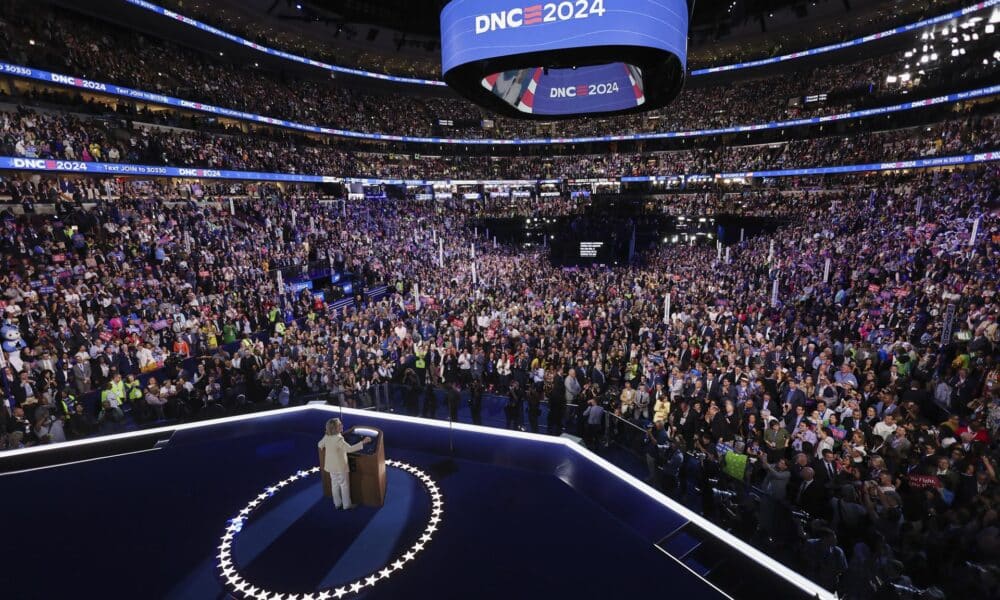 La ex secretaria de Estado de Estados Unidos Hillary Clinton habla durante el primer día de la Convención Nacional Demócrata en el United Center, en Chicago, Illinois, EE.UU., 19 de agosto de 2024. EFE/EPA/Mike Segar / POOL