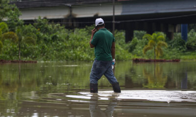 Un hombre camina a través de una carretera inundada tras el paso del huracán Ernesto, el miércoles en Dorado (Puerto Rico). EFE/ Thais Llorca