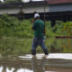 Un hombre camina a través de una carretera inundada tras el paso del huracán Ernesto, el miércoles en Dorado (Puerto Rico). EFE/ Thais Llorca