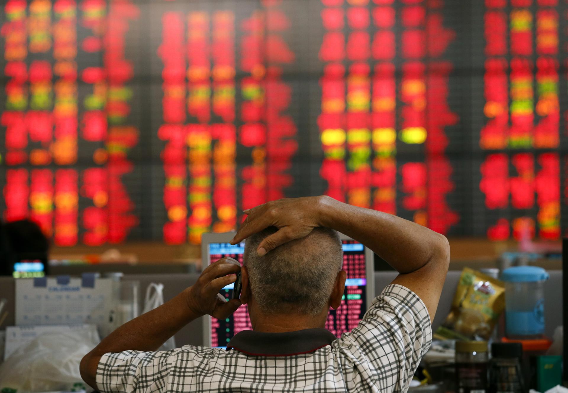 Fotografía de archivo de un corredor de bolsa en Wall Street. EFE/Rungroj Yongrit